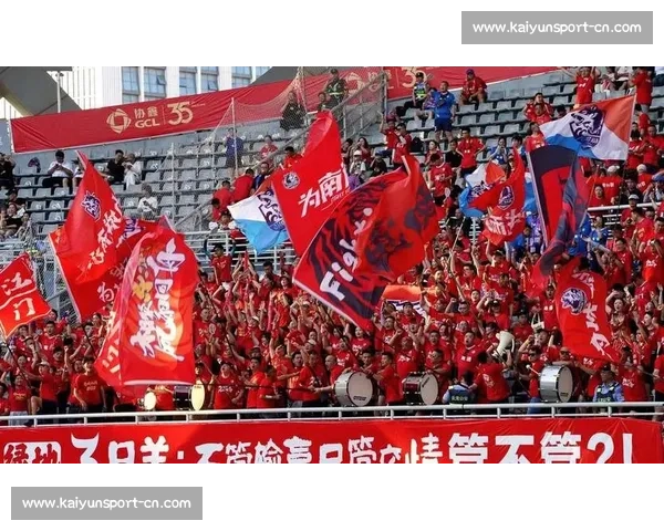 泰州球迷误闯徐州专列被 “宠成家人”:一场跨越球场的温情邂逅 泰州球迷误闯徐州专列被 “宠成家人”:一场跨越球场的温情邂逅